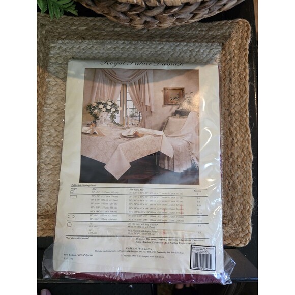 VTG Wilton Court Royal Palace‎ Damask Tablecloth 60" x 84" Oblong NEW - Picture 2 of 3